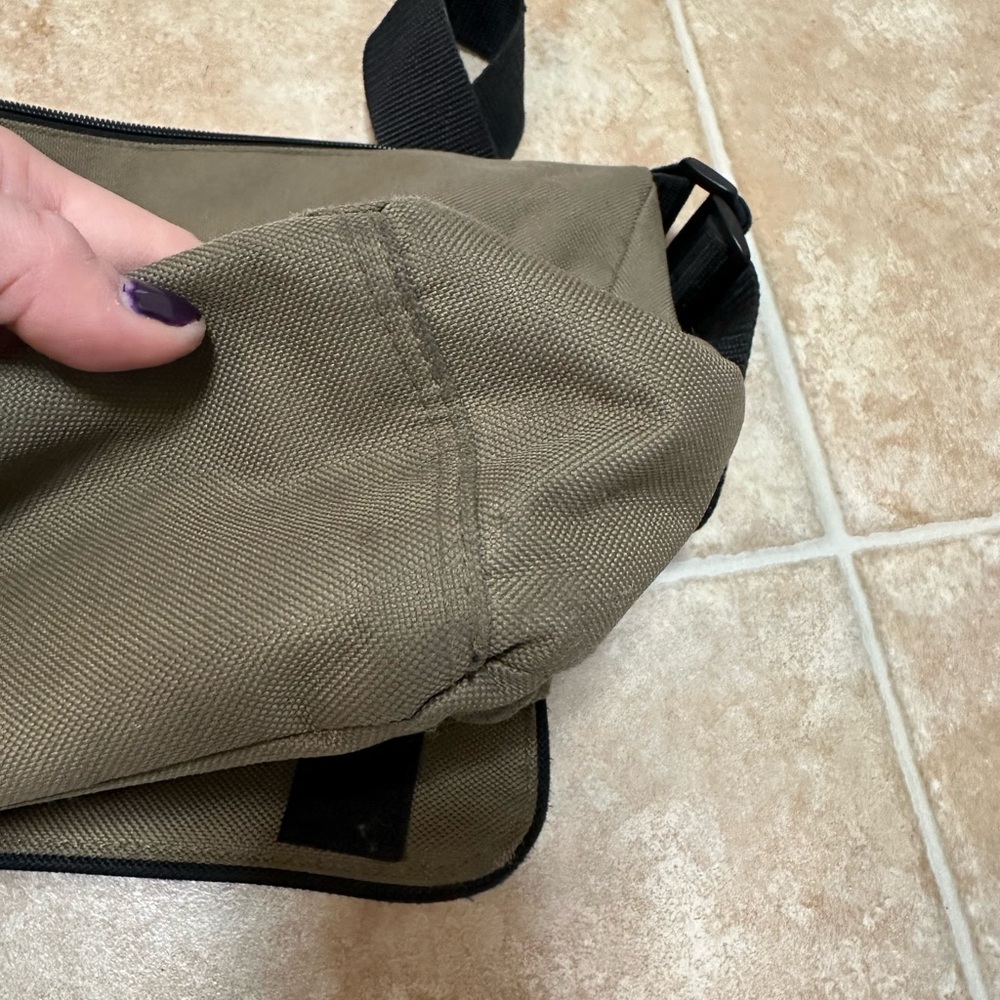Awesome vintage United Colors of Benetton mini messenger bag - Picture 9 of 11